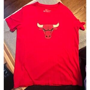 NWOT NBA Licensed Chicago Bulls Logo Shirt Size Medium
